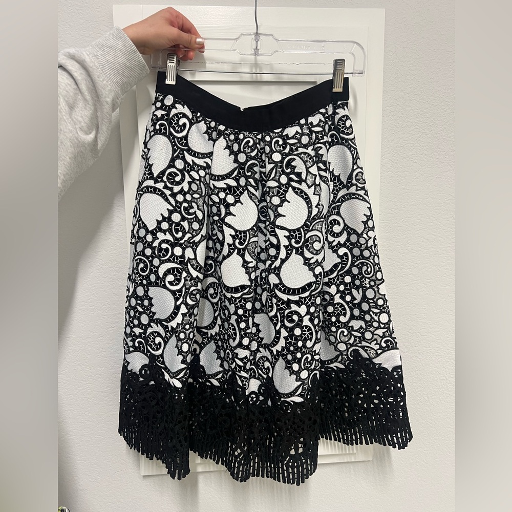 Ann Taylor Elegant Black & White Floral Skirt Size 4– Timeless & Stylish!